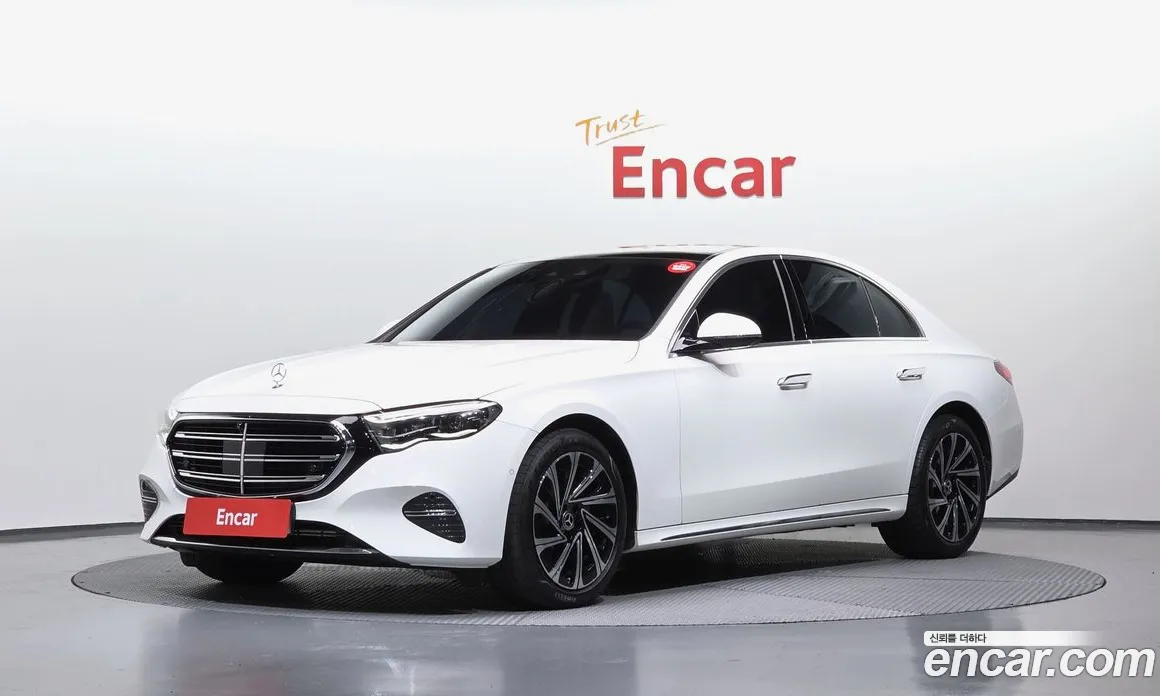 سيارة Mercedes-Benz معروضة من أوتوبان