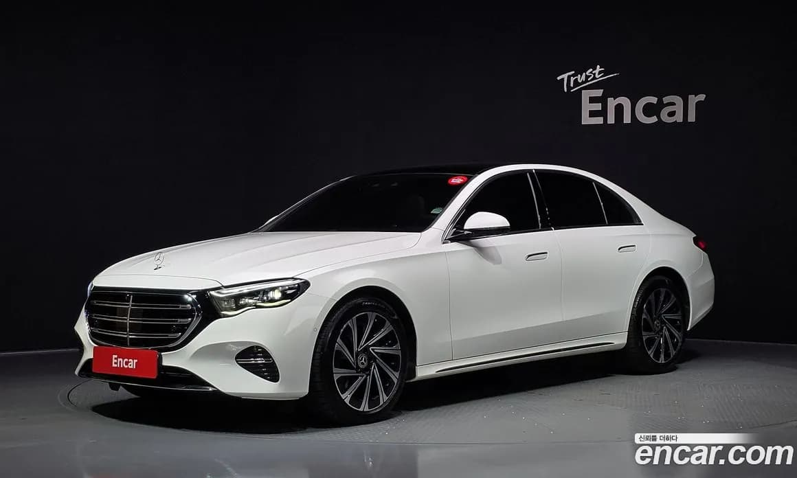 سيارة Mercedes-Benz معروضة من أوتوبان
