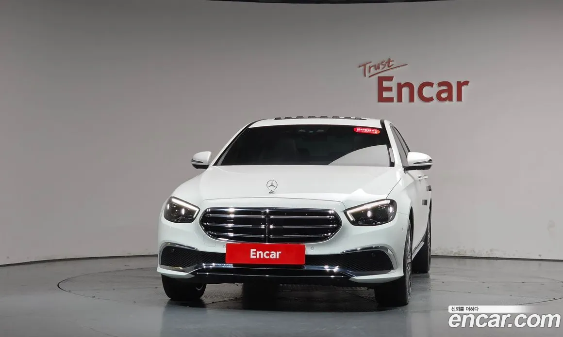 سيارة Mercedes-Benz معروضة من أوتوبان