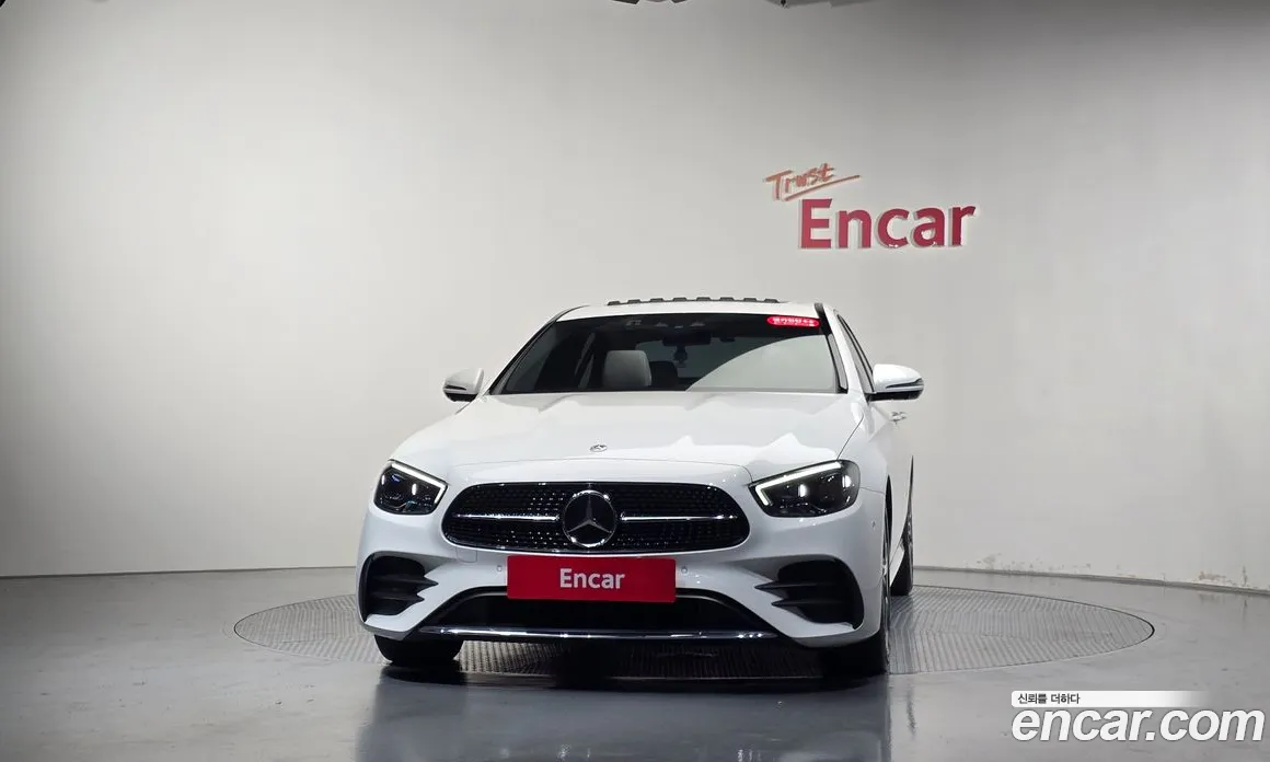 سيارة Mercedes-Benz معروضة من أوتوبان