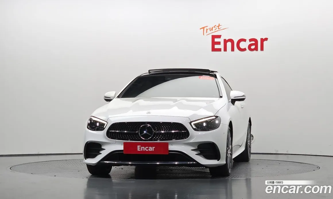 سيارة Mercedes-Benz معروضة من أوتوبان
